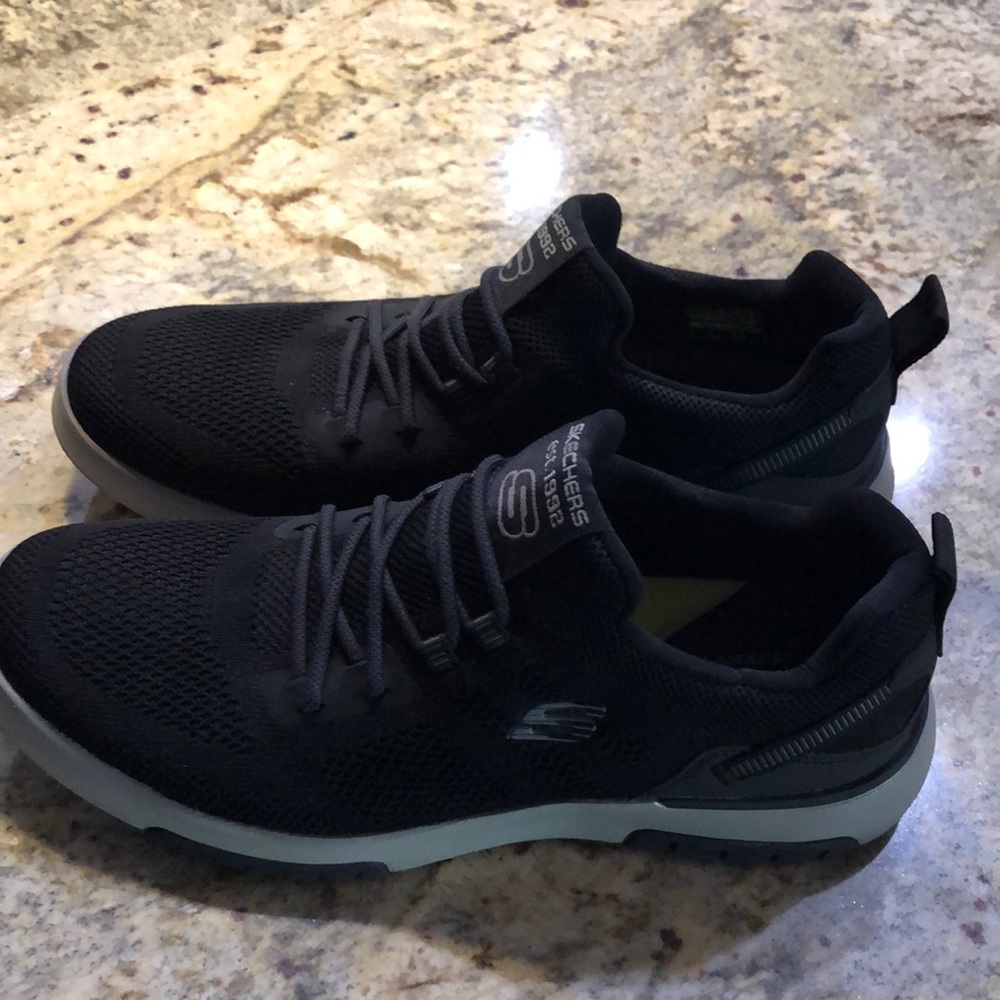 NWOT Sketchers Men Walking Shoes, 10.5